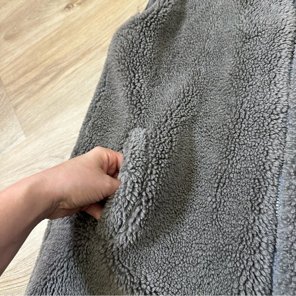 JANICE Grey Faux Fur Full Zip Vest OS - Picture 6 of 7